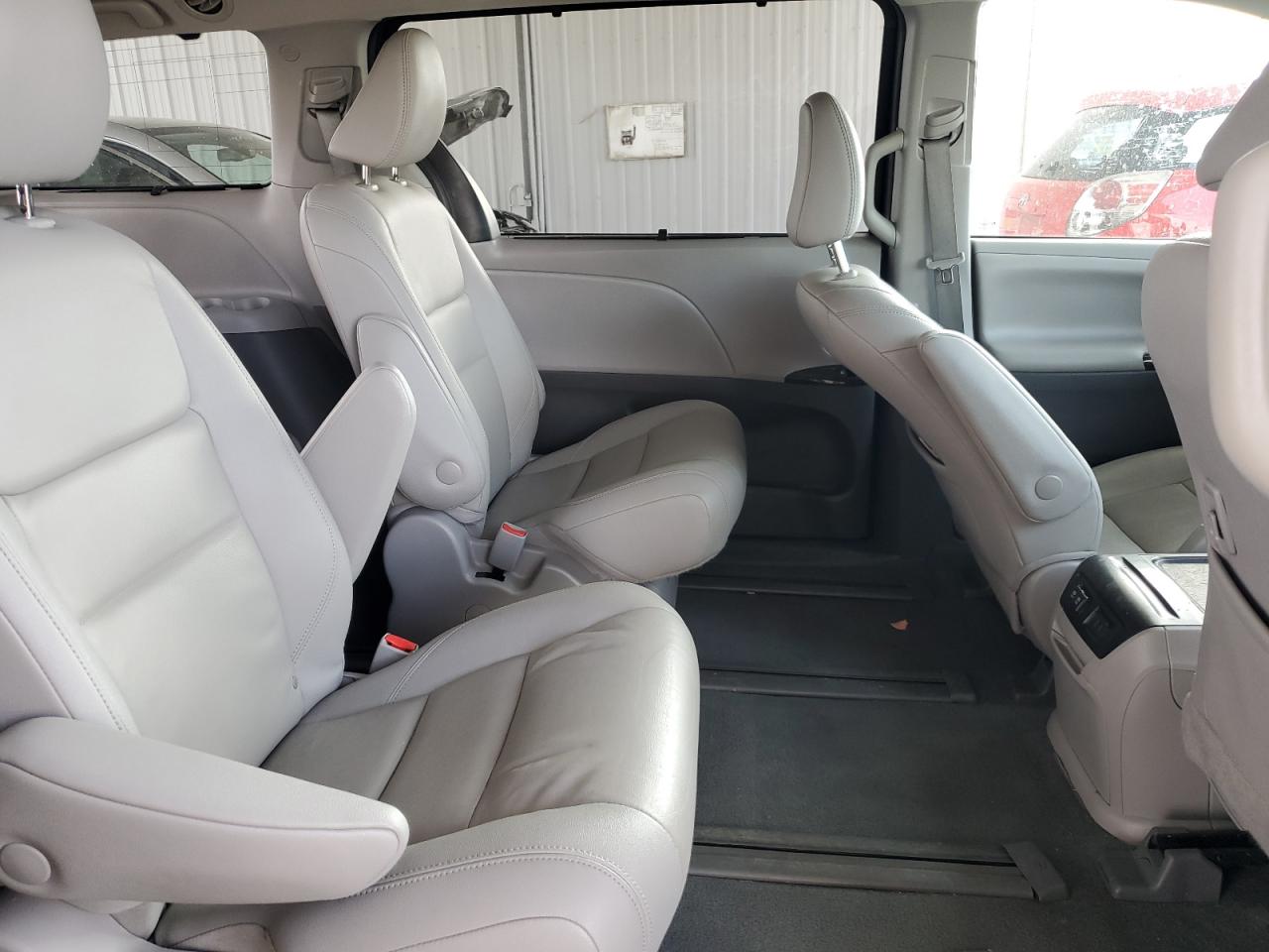 Toyota Sienna Xle Image 11