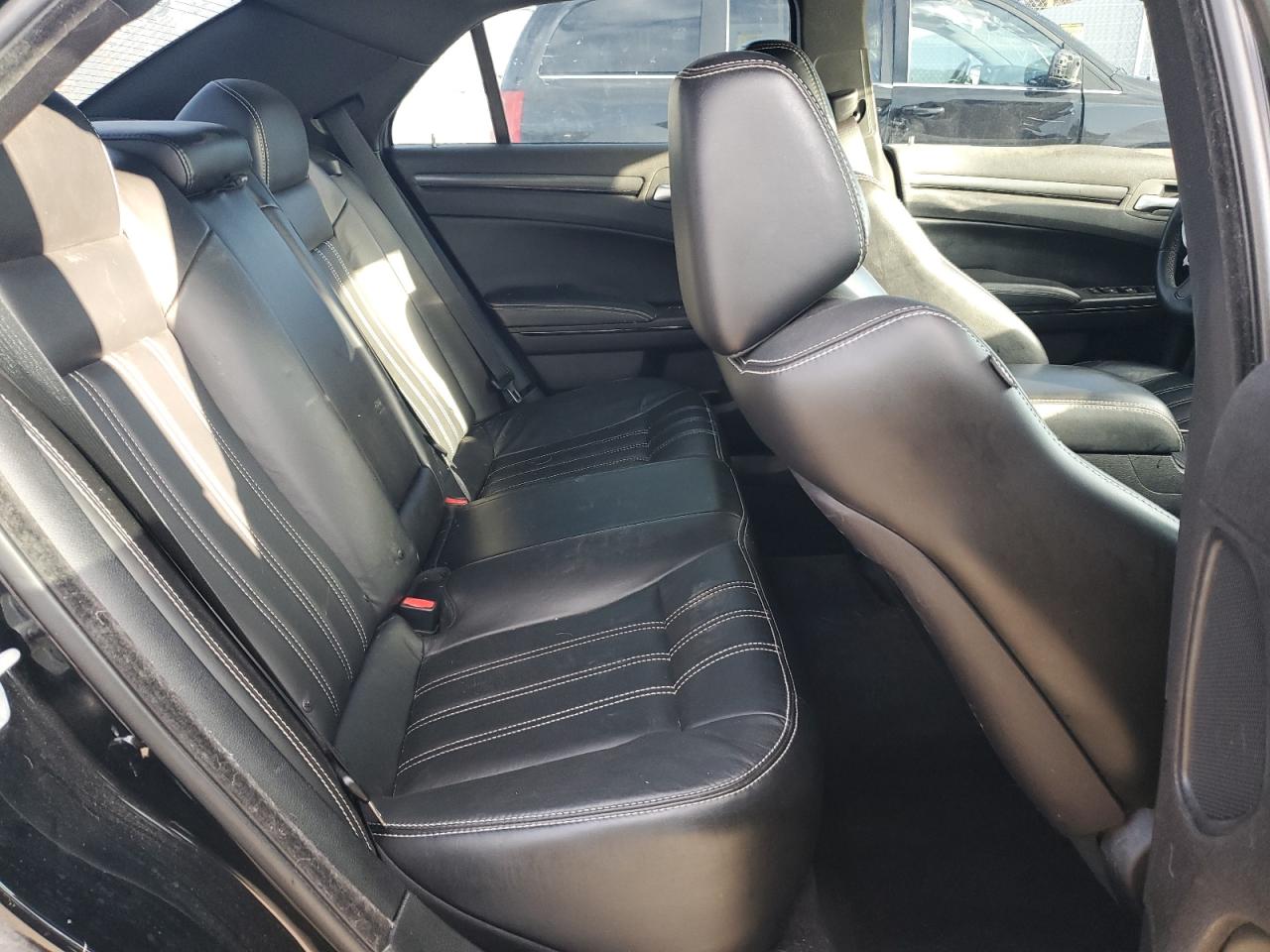 Chrysler 300 S Image 11