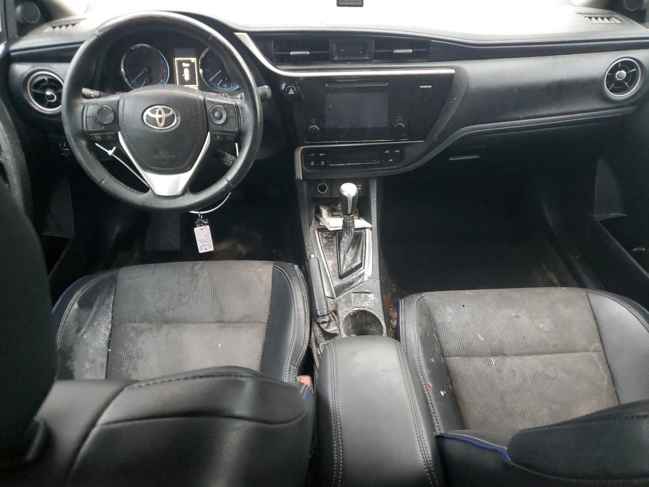 Toyota Corolla L Image 6