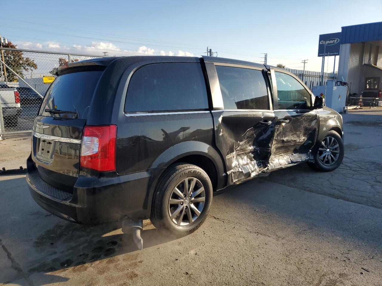 Chrysler Minivan S Image 7