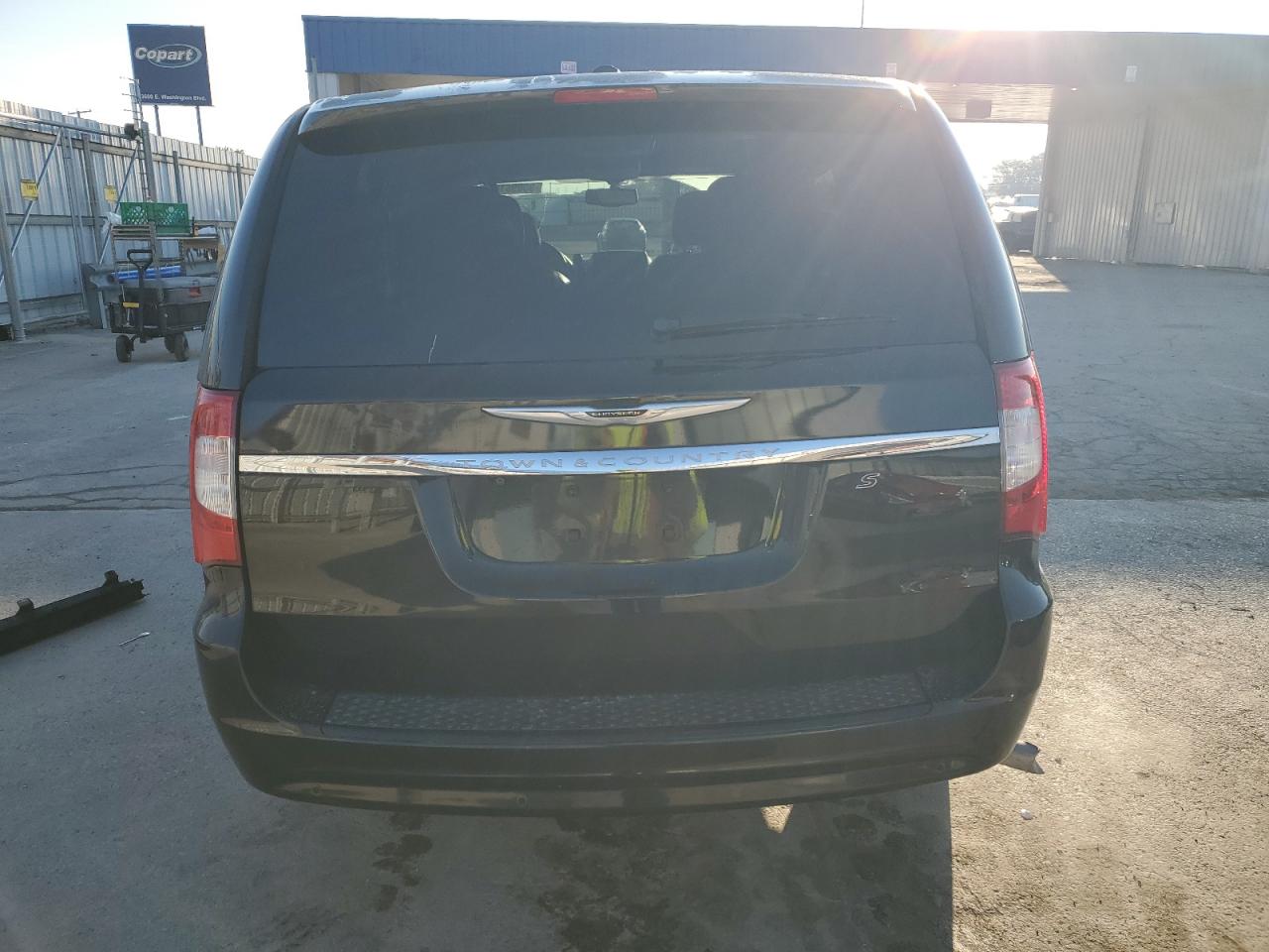 Chrysler Minivan S Image 5