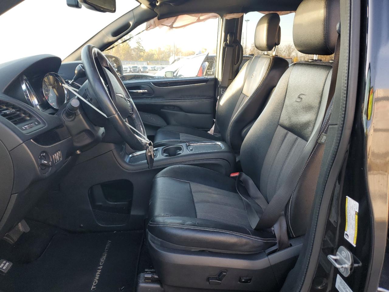 Chrysler Minivan S Image 13