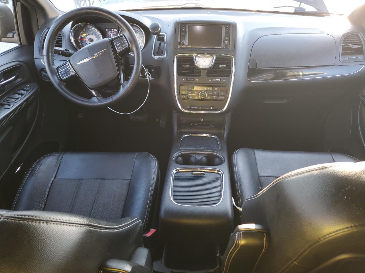 Chrysler Minivan S Image 2