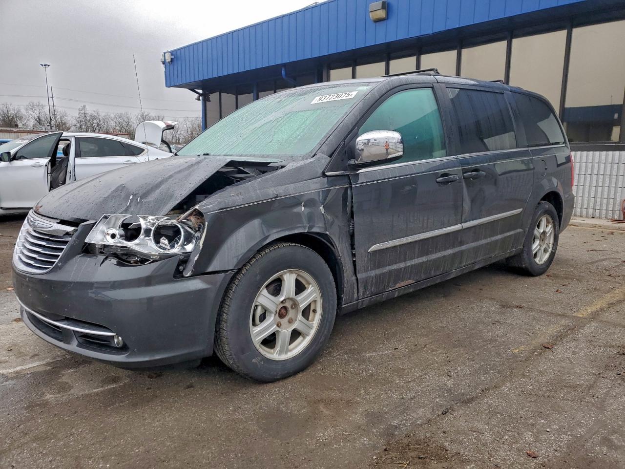 Chrysler Minivan Touring L Image 1