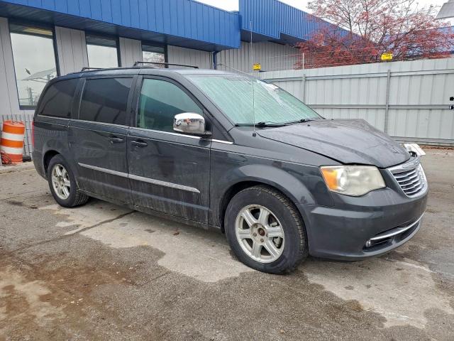 Chrysler Minivan Touring L Image 2