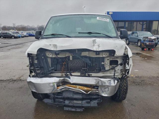 Ford Econoline E250 Van Image 4