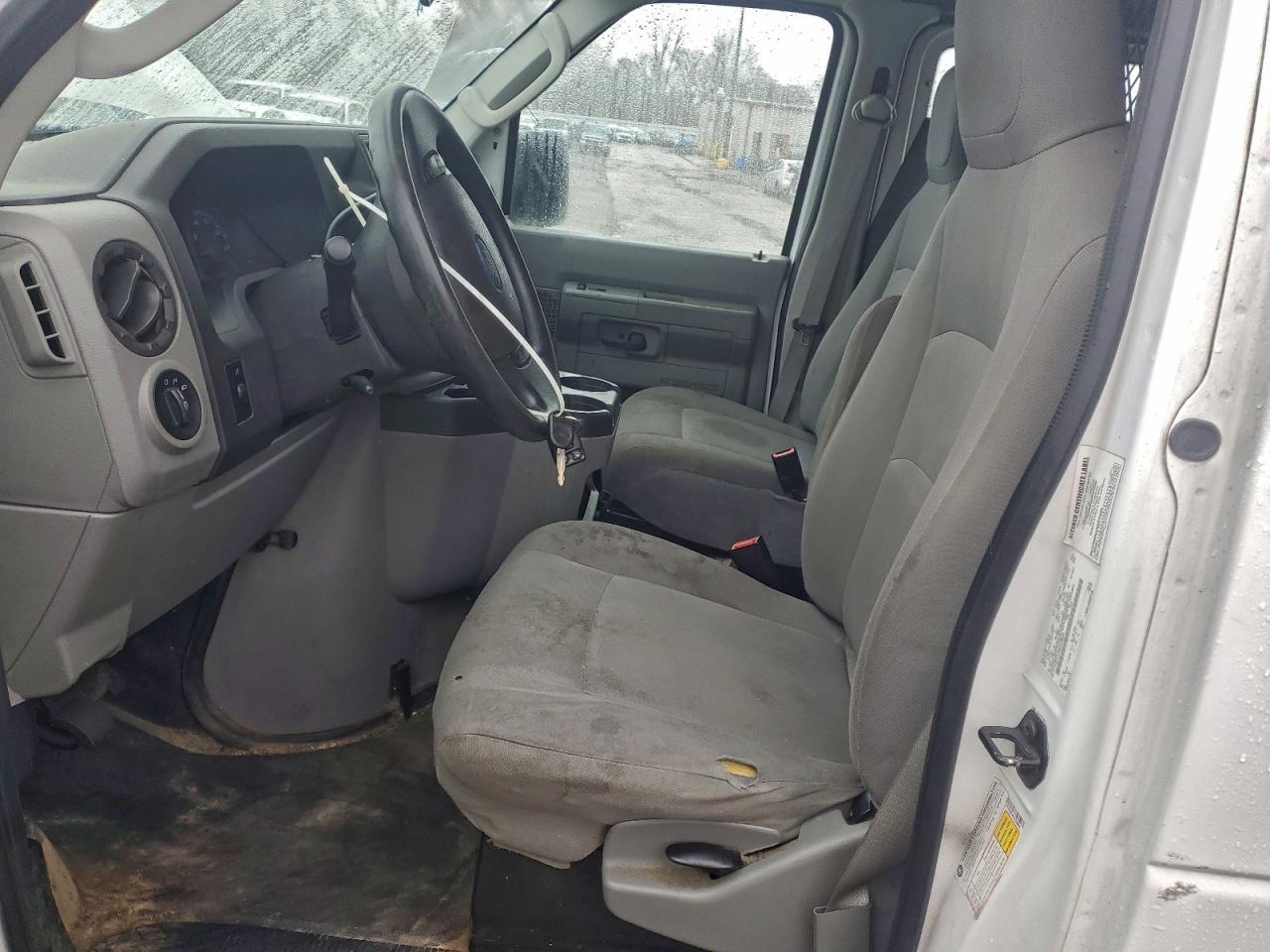 Ford Econoline E250 Van Image 5