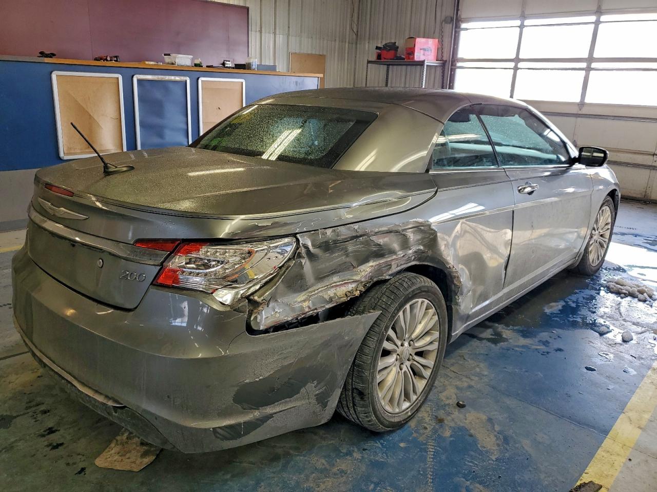 Chrysler 200 Limited Image 2