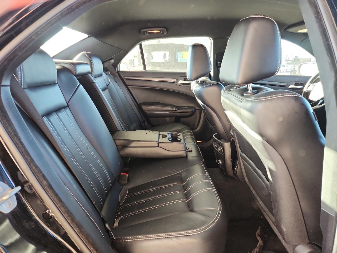 Chrysler 300 S Image 5