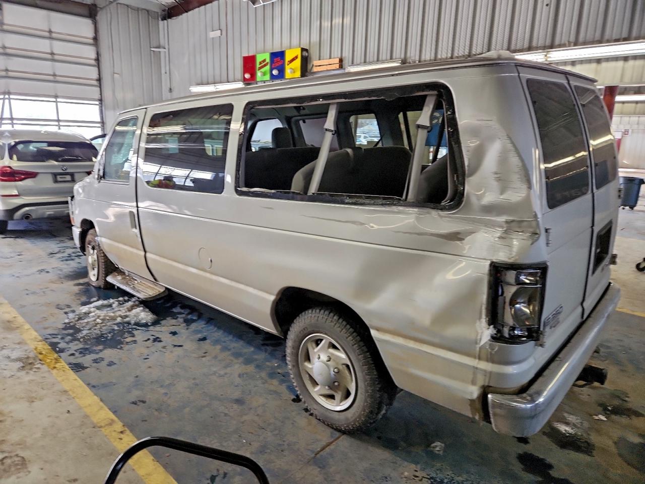 Ford Econoline E350 Super Duty Wagon Image 11