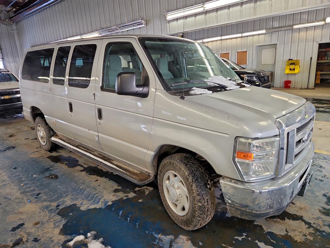 Ford Econoline E350 Super Duty Wagon Image 12