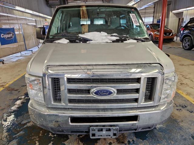 Ford Econoline E350 Super Duty Wagon Image 3