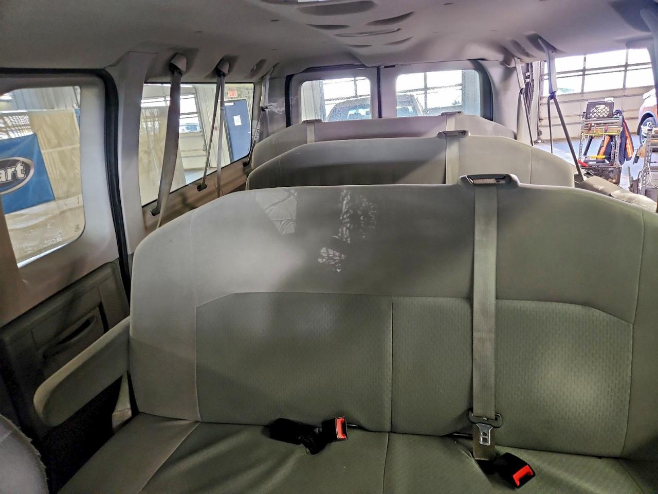 Ford Econoline E350 Super Duty Wagon Image 8