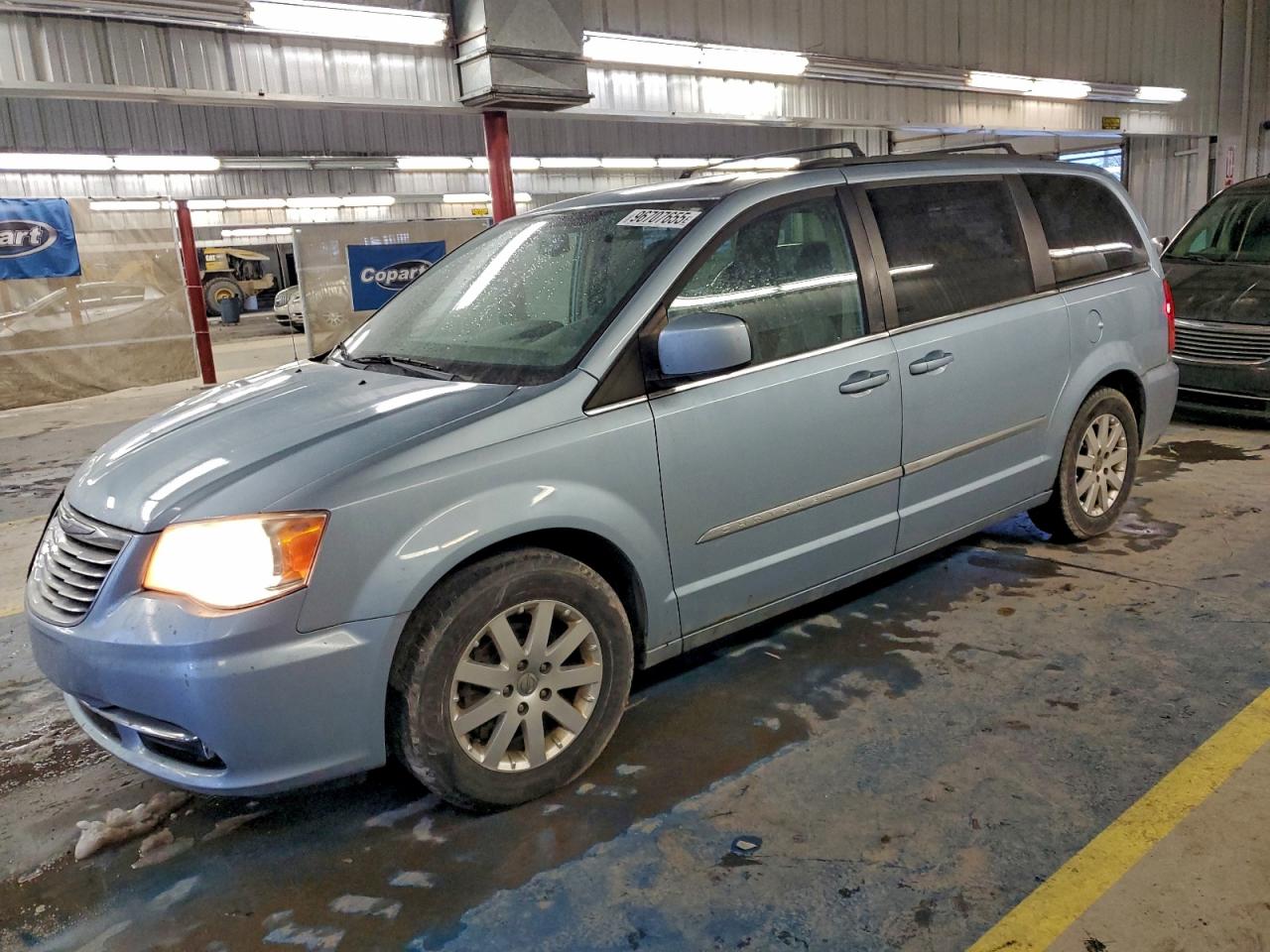 Chrysler Minivan Touring Image 1