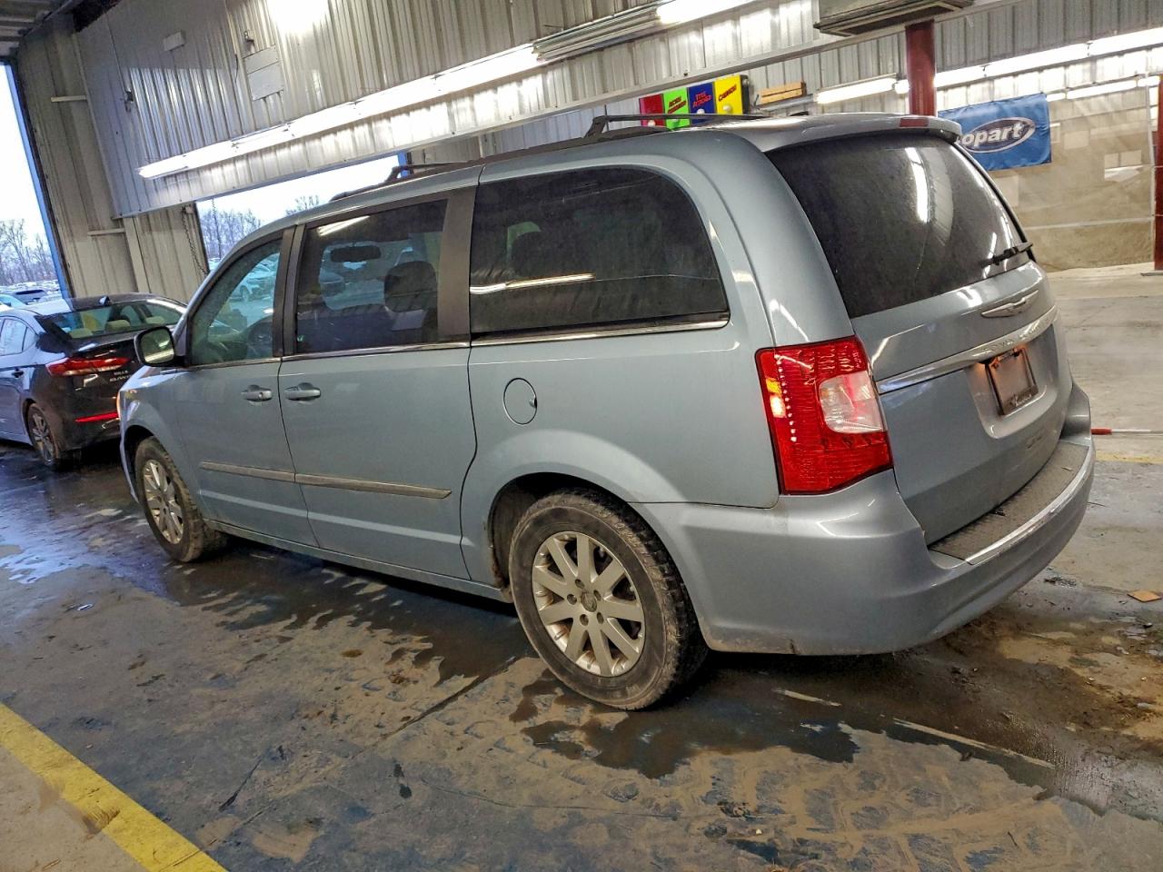 Chrysler Minivan Touring Image 3