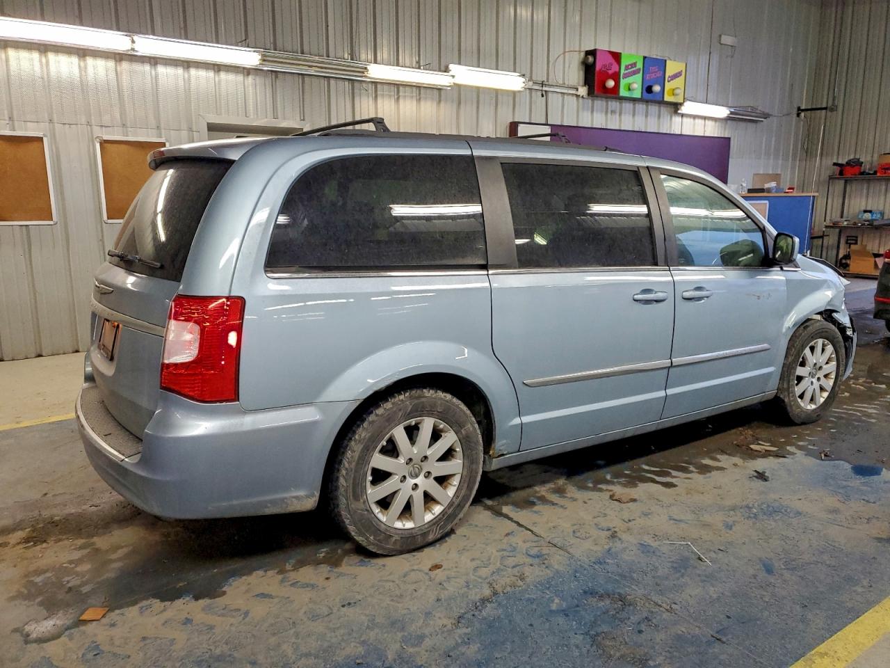 Chrysler Minivan Touring Image 11