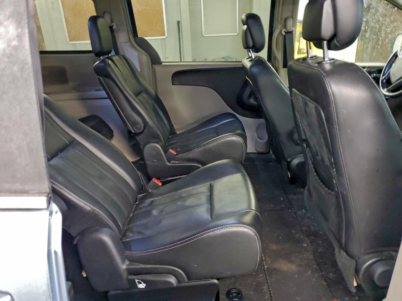 Chrysler Minivan Touring Image 10