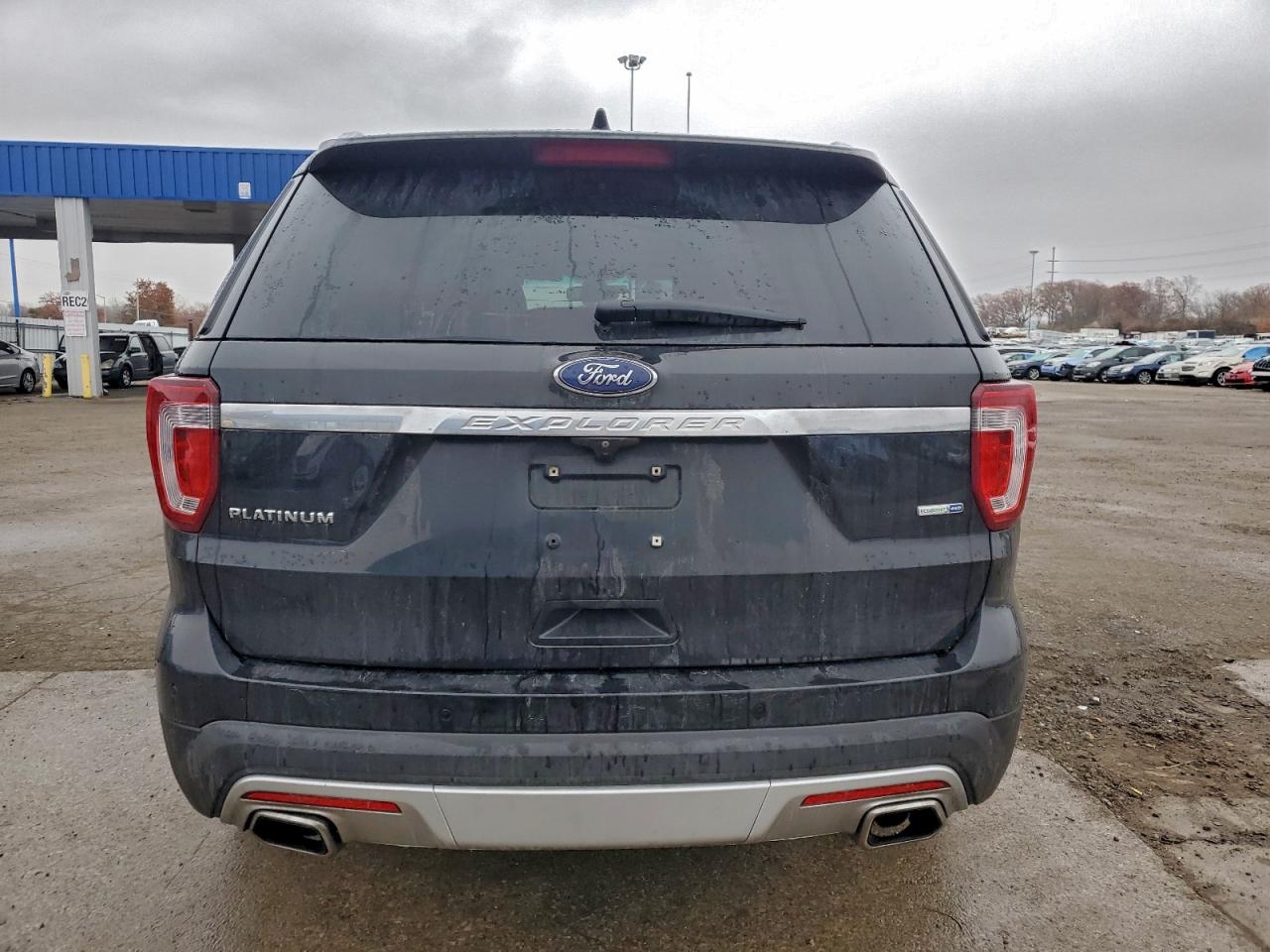 Ford Explorer Platinum Image 4