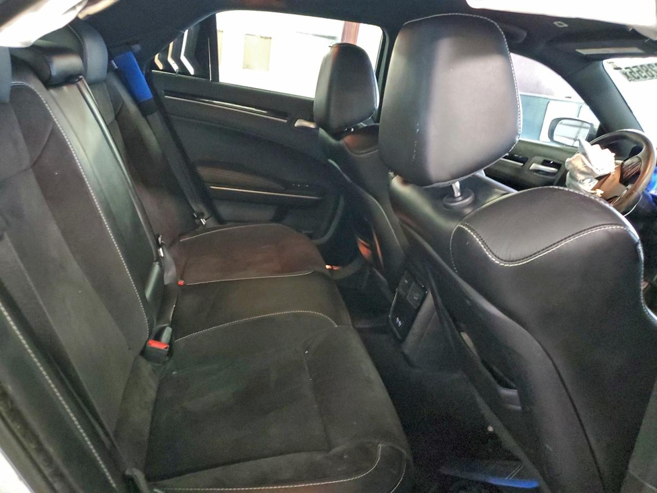 Chrysler 300 S Image 8