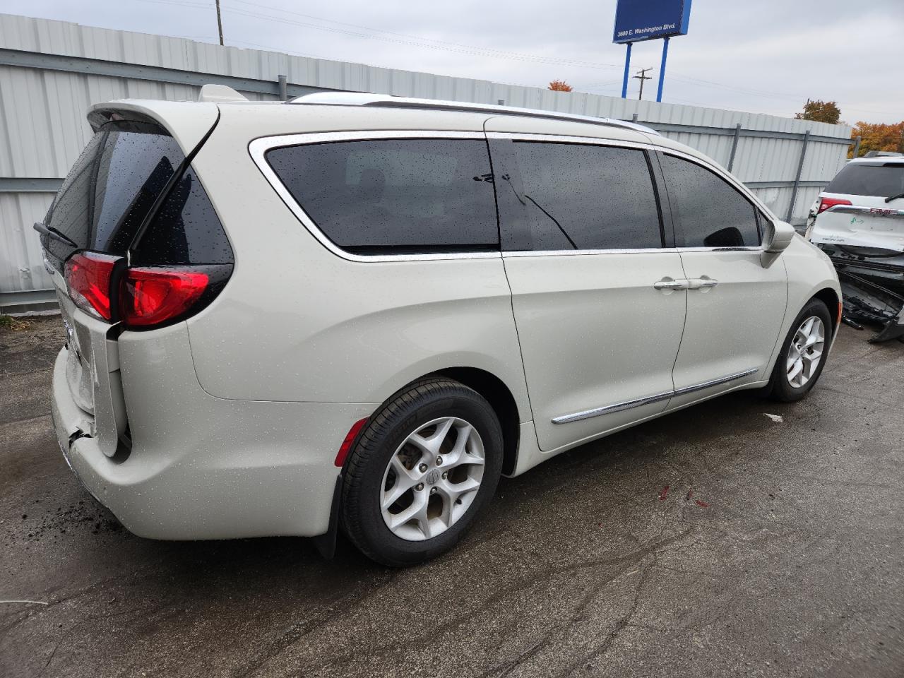 Chrysler Pacifica Touring L Plus Image 2