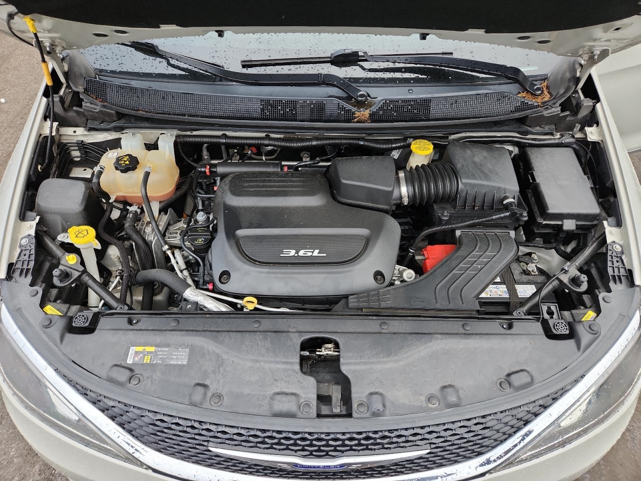 Chrysler Pacifica Touring L Plus Image 8