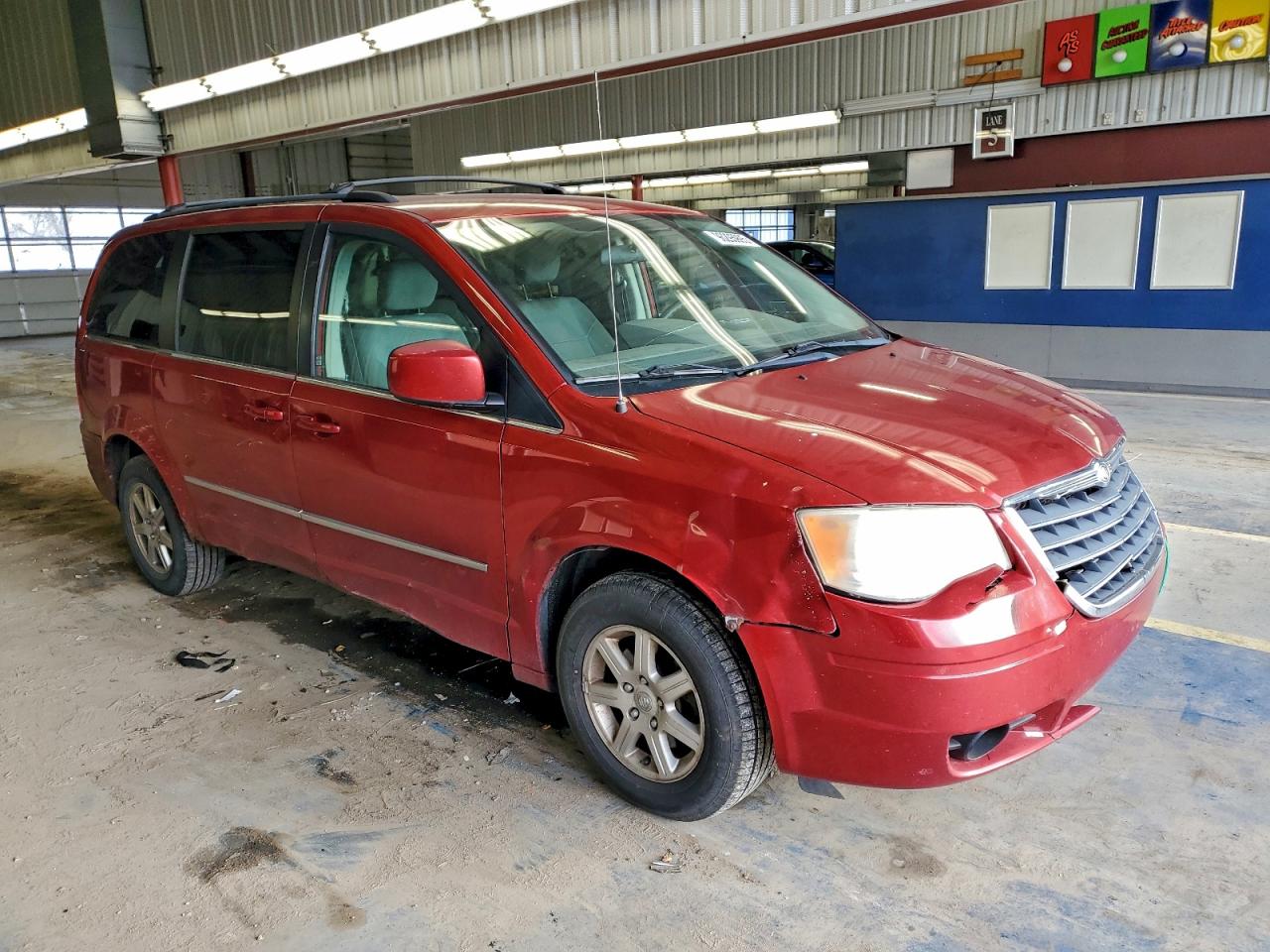 Chrysler Minivan Touring Image 2