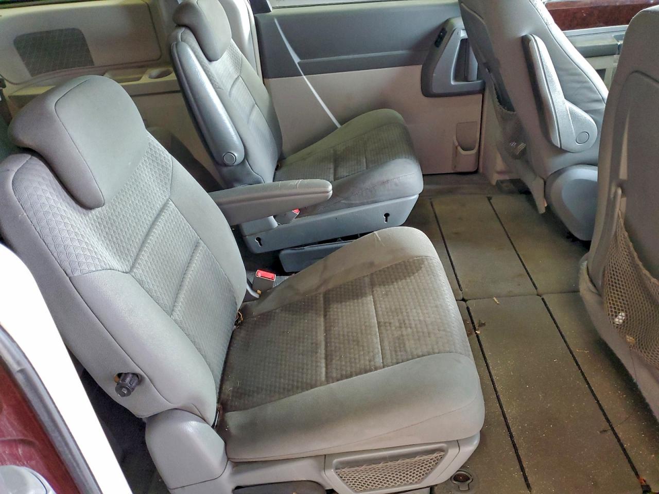 Chrysler Minivan Touring Image 7