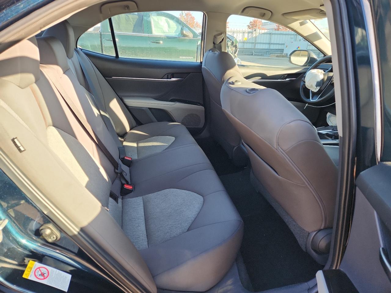 Toyota Camry L Image 6