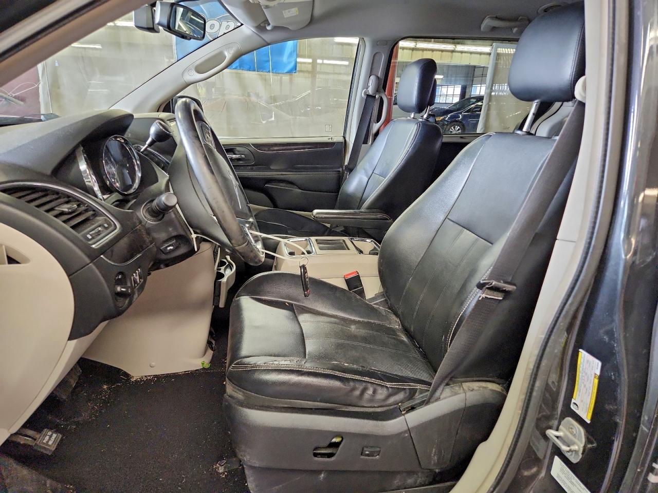 Chrysler Minivan Touring L Image 5