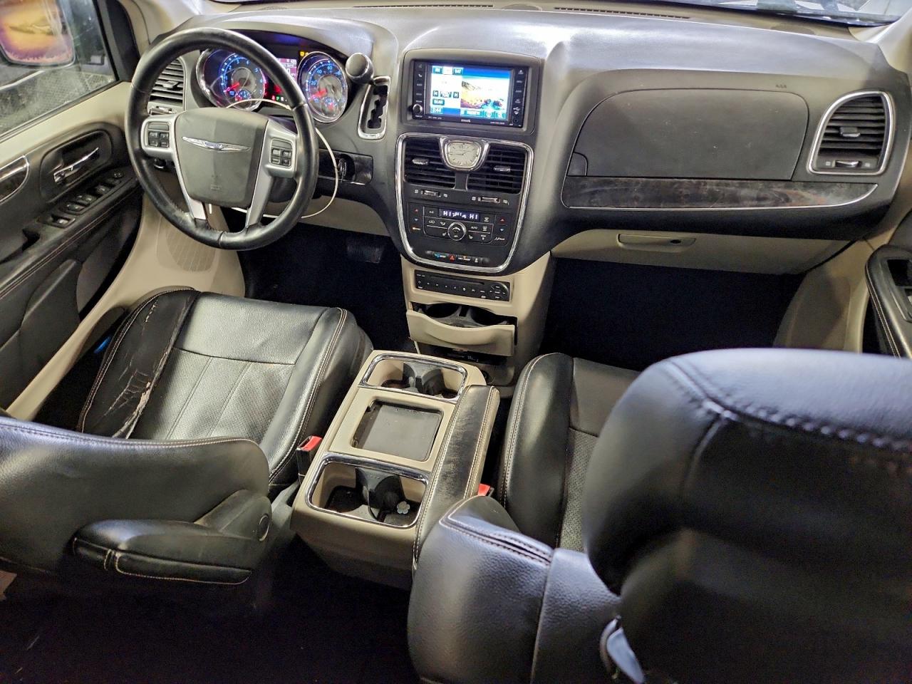 Chrysler Minivan Touring L Image 8