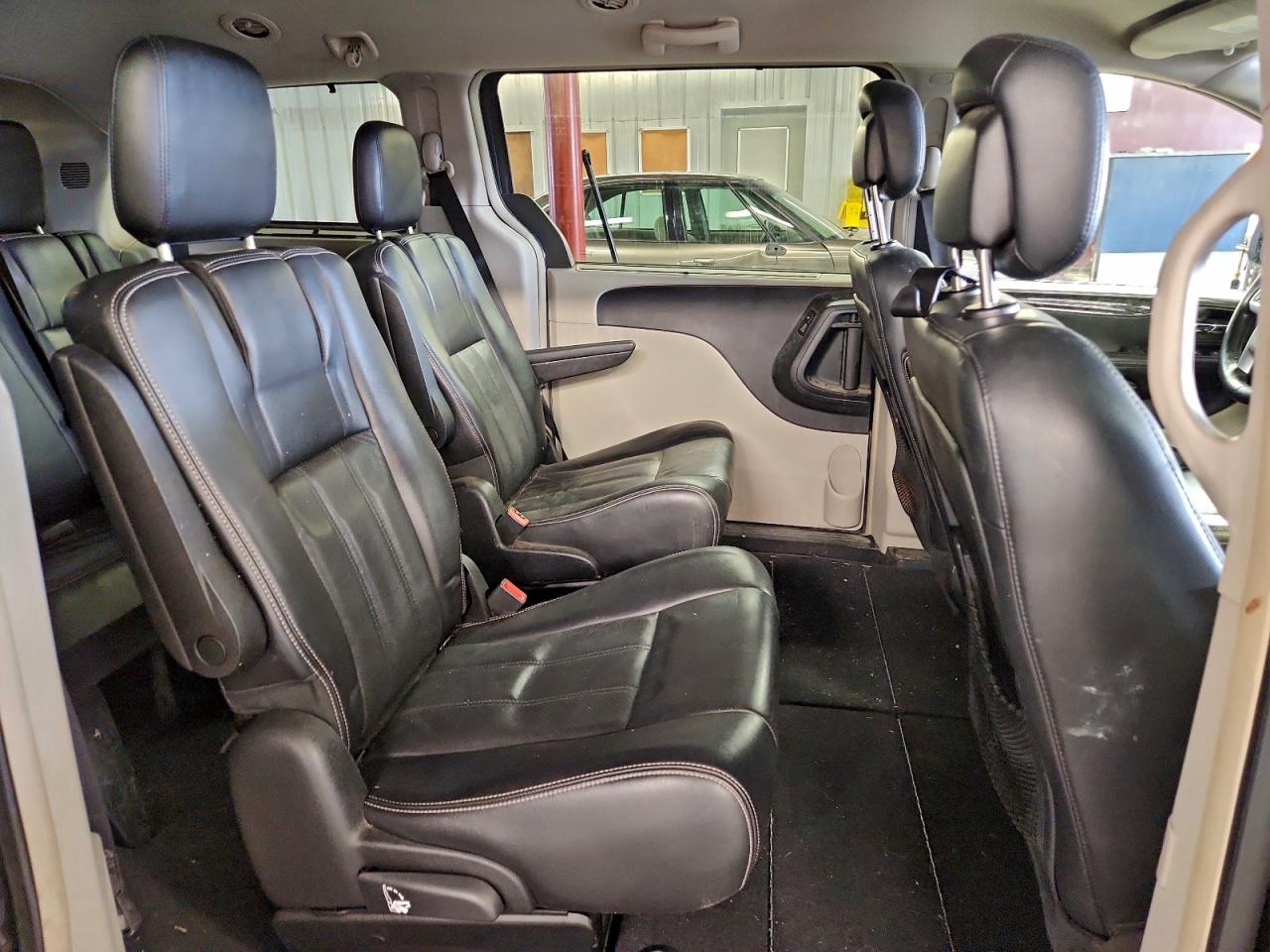 Chrysler Minivan Touring L Image 6