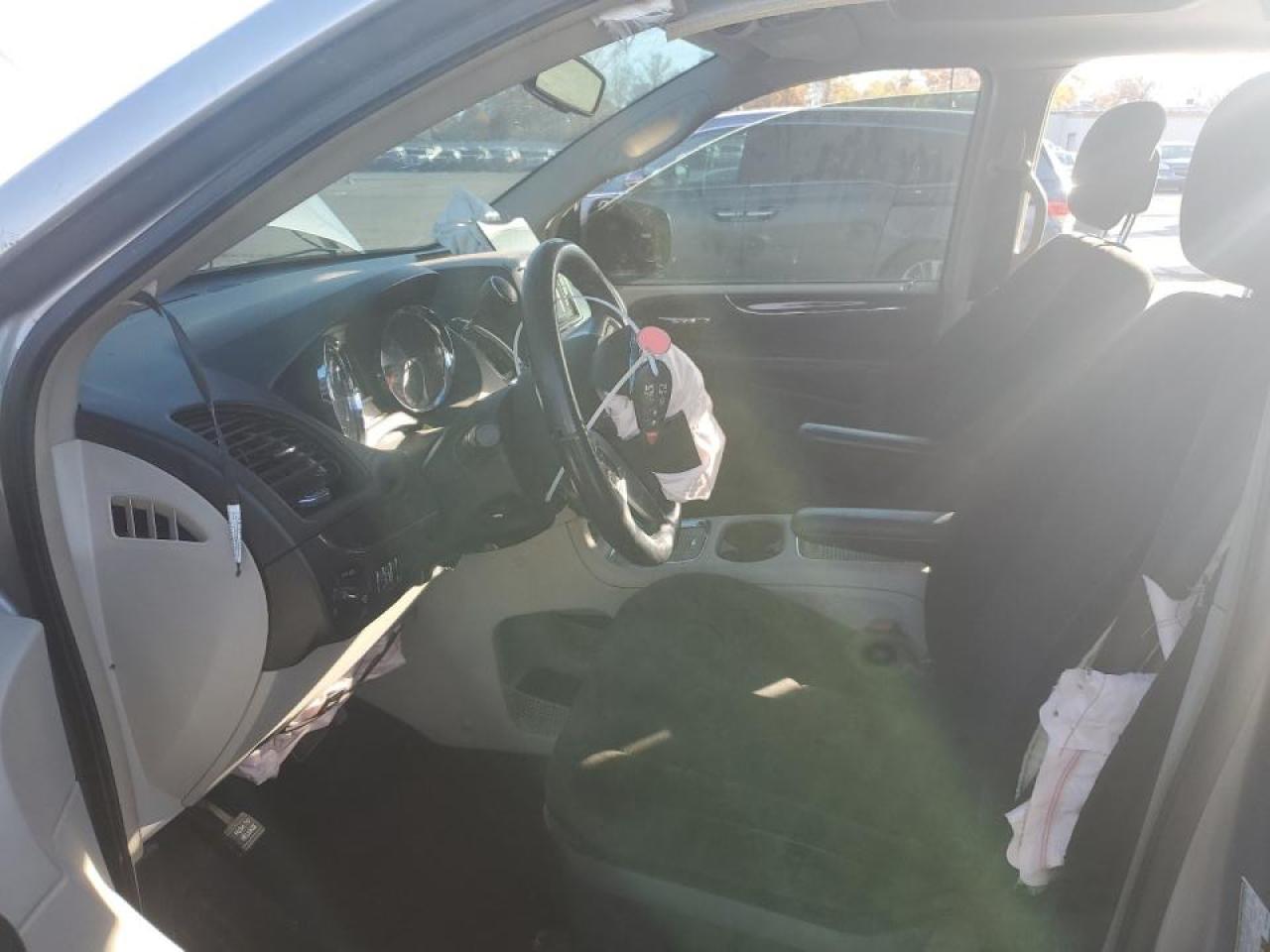 Chrysler Minivan Touring Image 8