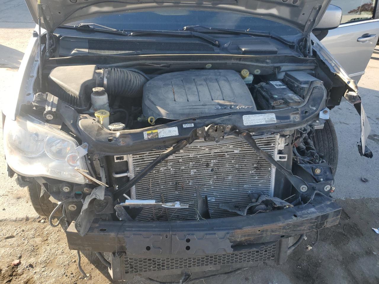 Chrysler Minivan Touring Image 12