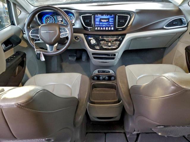 Chrysler Pacifica Touring L Image 4
