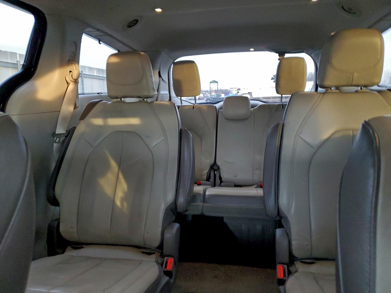 Chrysler Pacifica Touring L Image 7