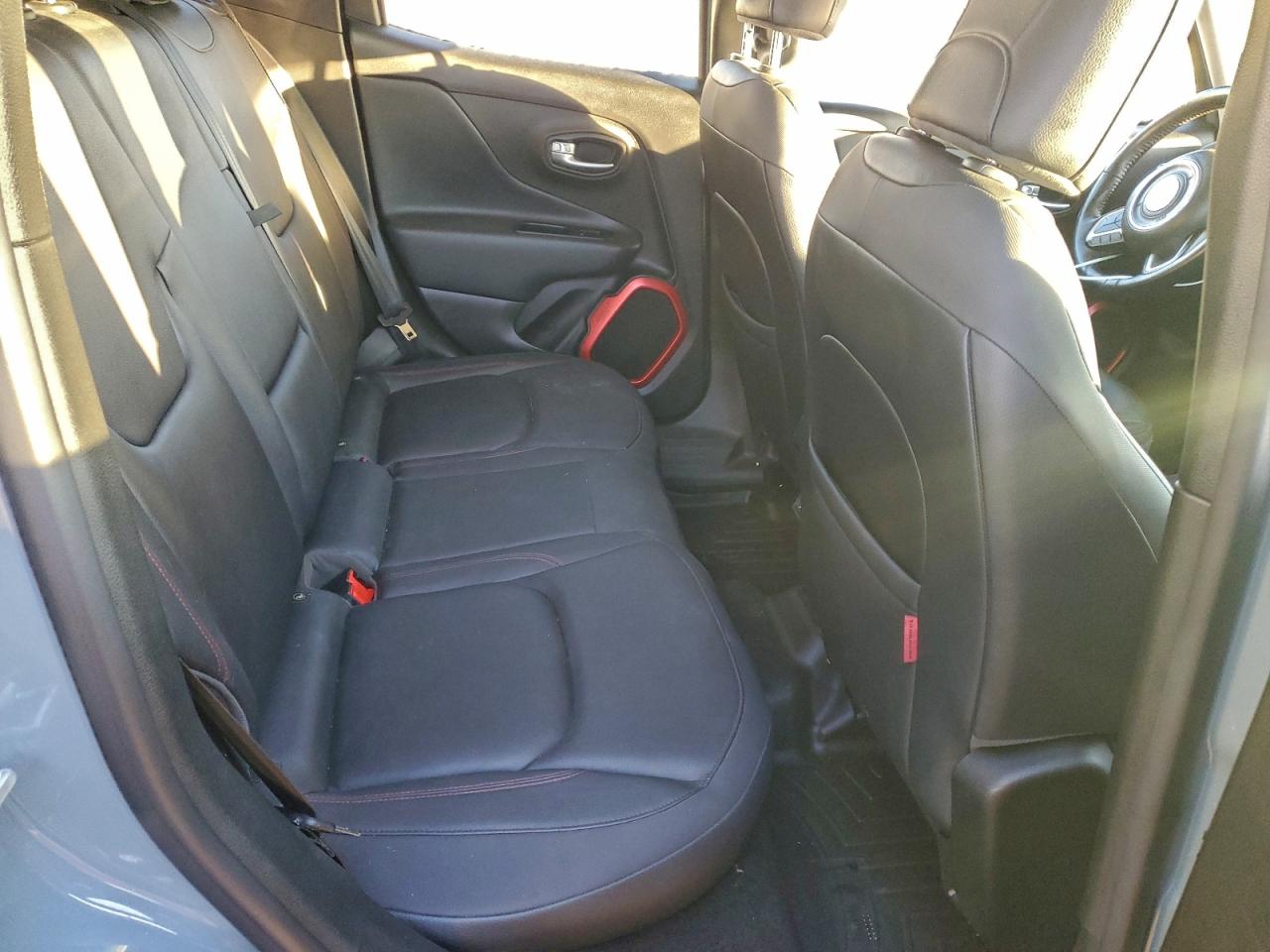 Jeep Renegade Trailhawk Image 8