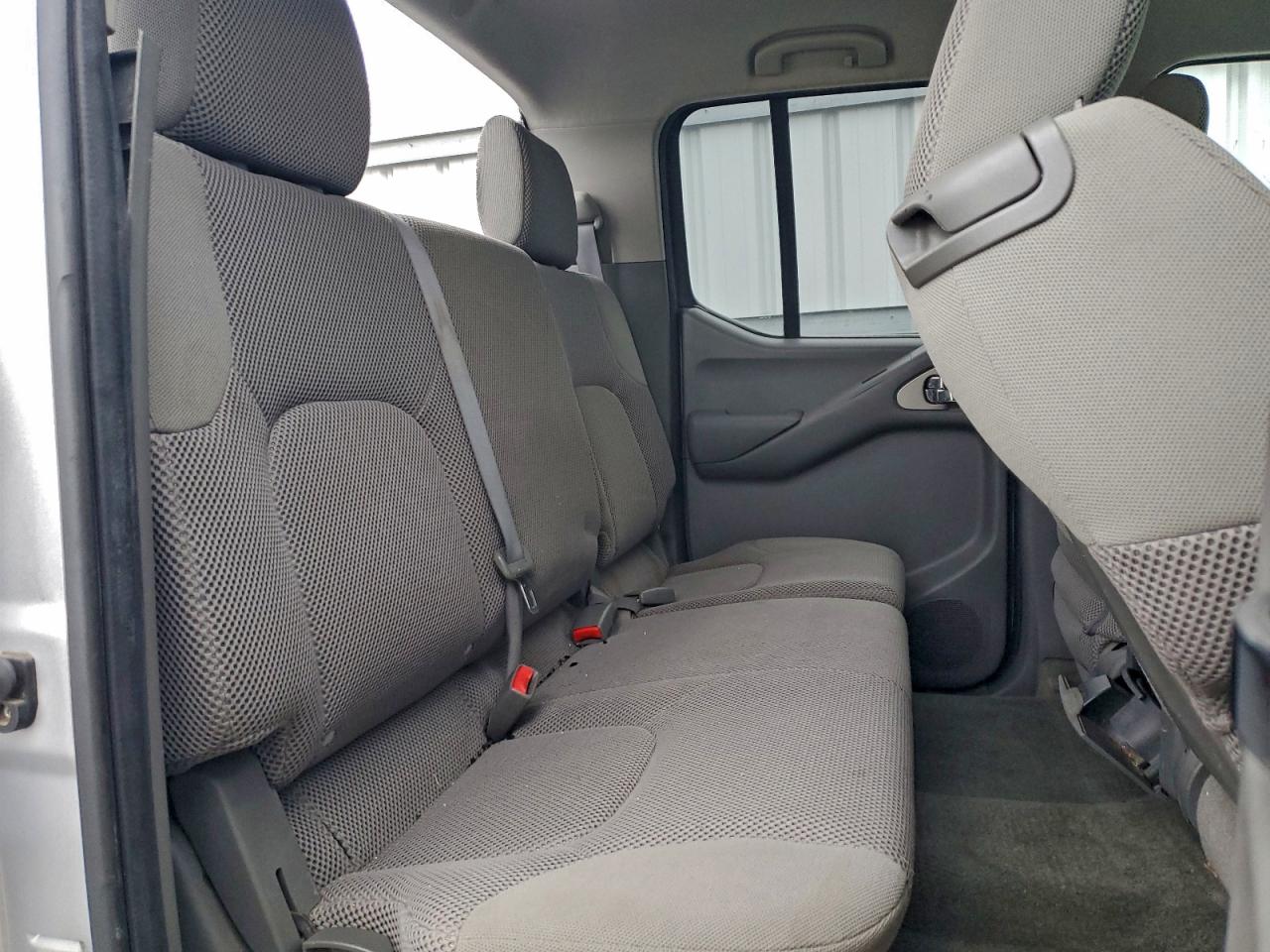 Nissan Frontier S Image 9