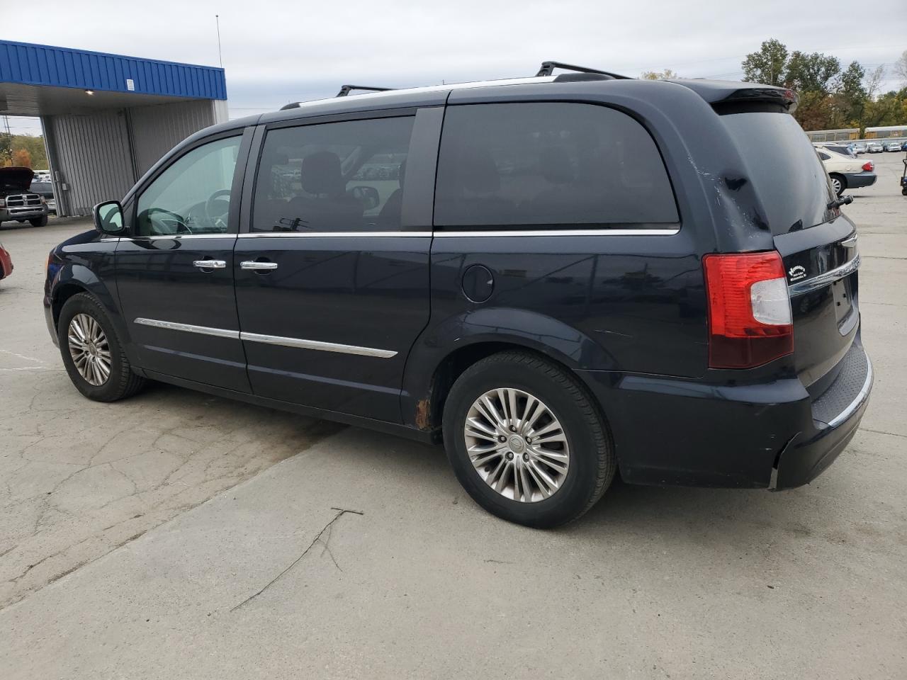 Chrysler Minivan Limited Image 6