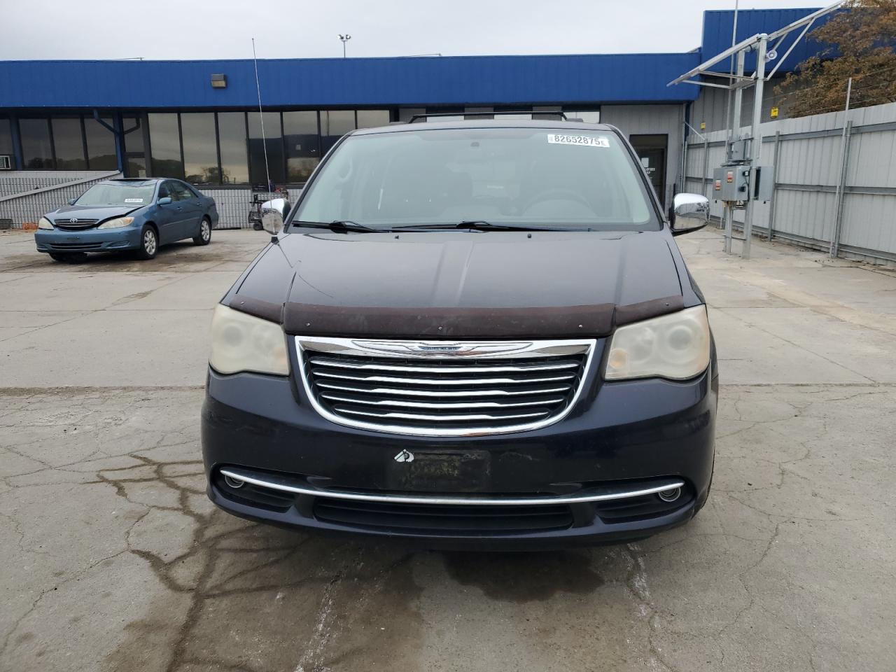 Chrysler Minivan Limited Image 3