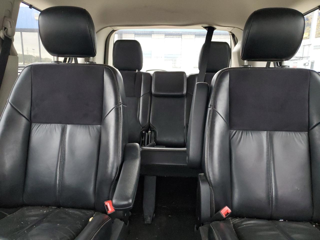 Chrysler Minivan Limited Image 11