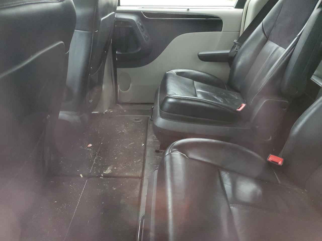 Chrysler Minivan Limited Image 13