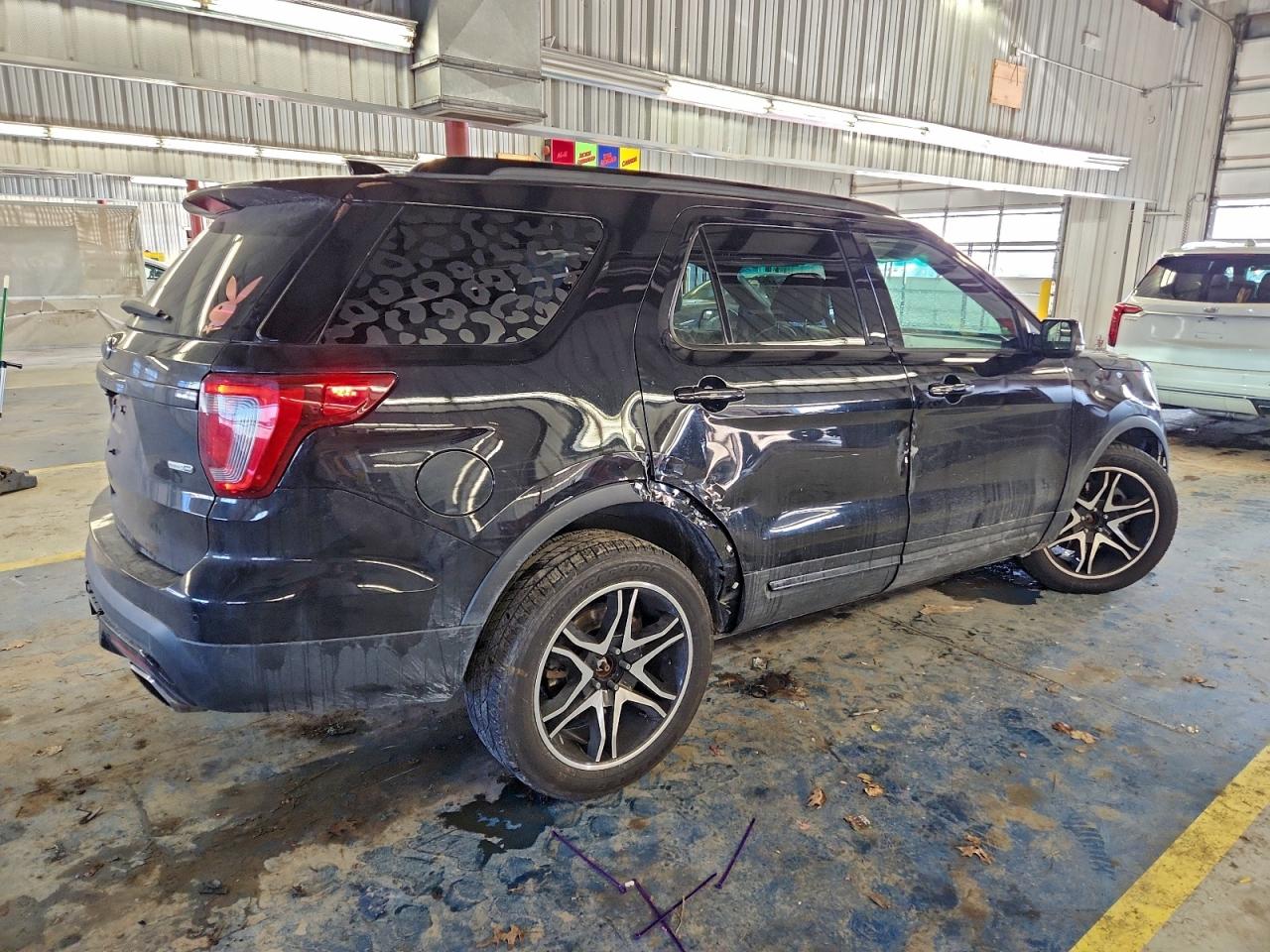 Ford Explorer Sport Image 2