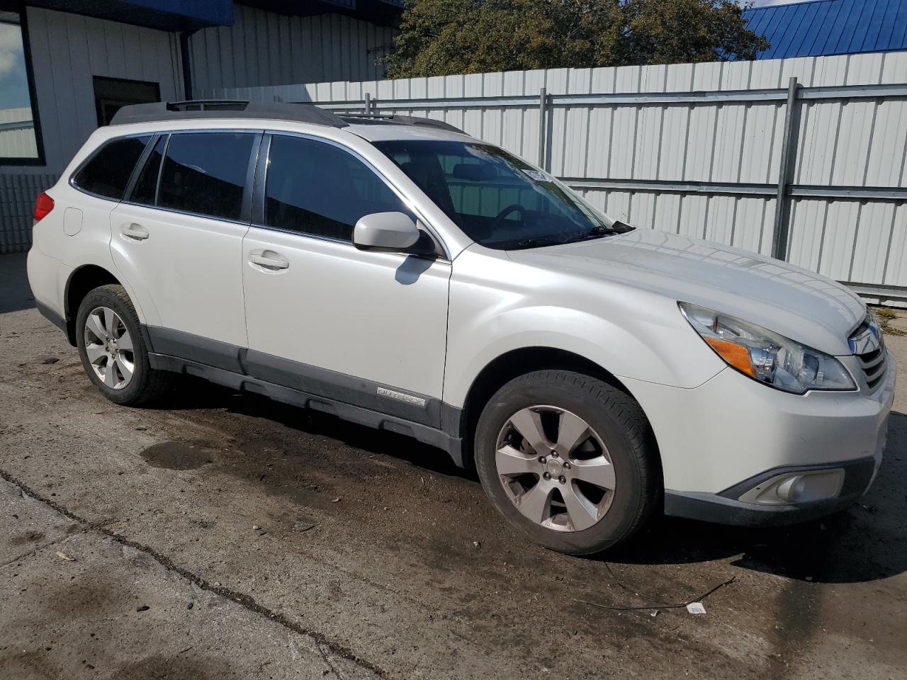 Subaru Outback 2.5i Limited Image 2