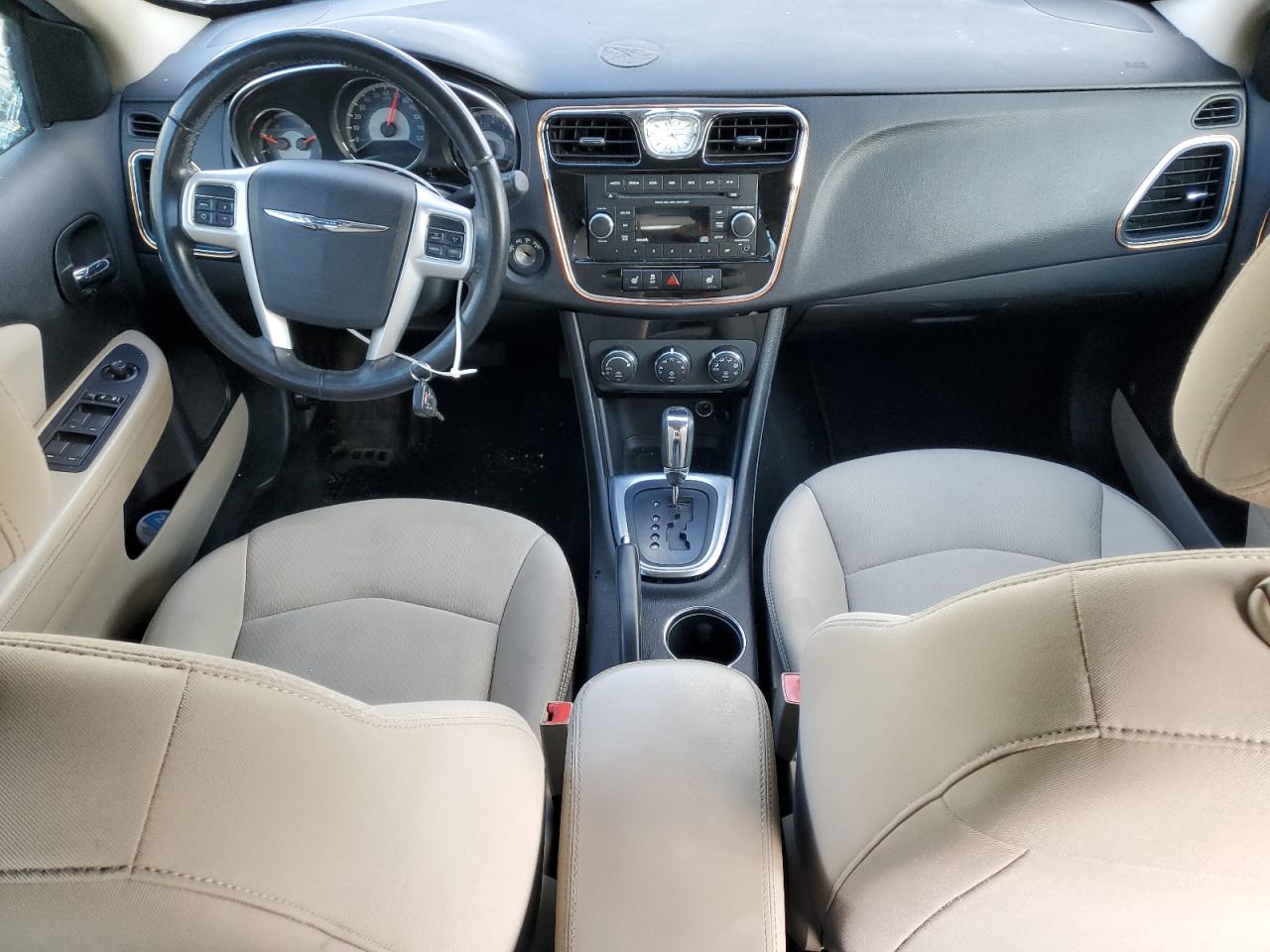 Chrysler 200 Touring Image 6