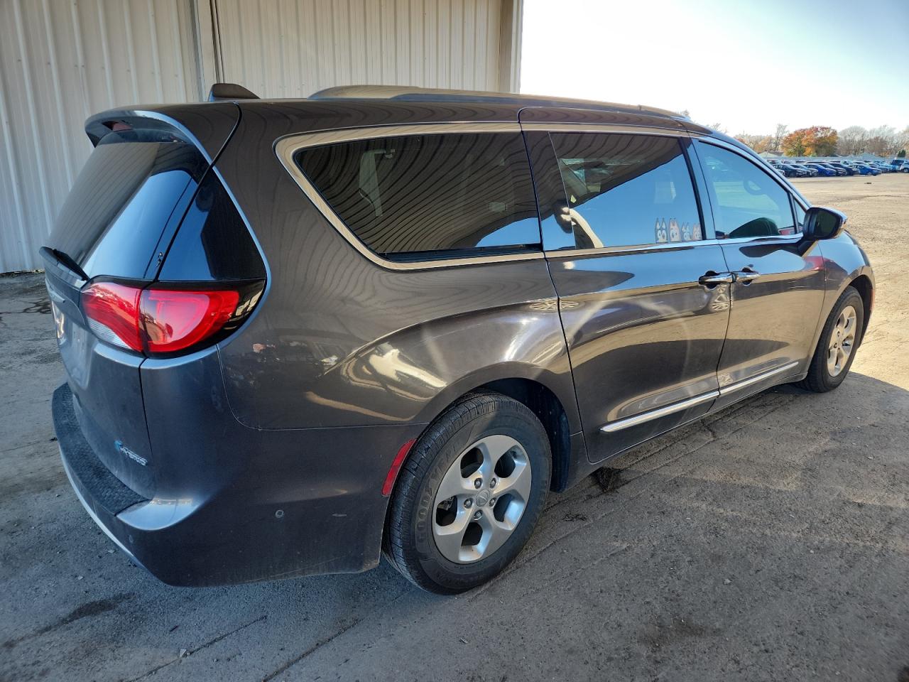 Chrysler Pacifica Hybrid Limited Image 9