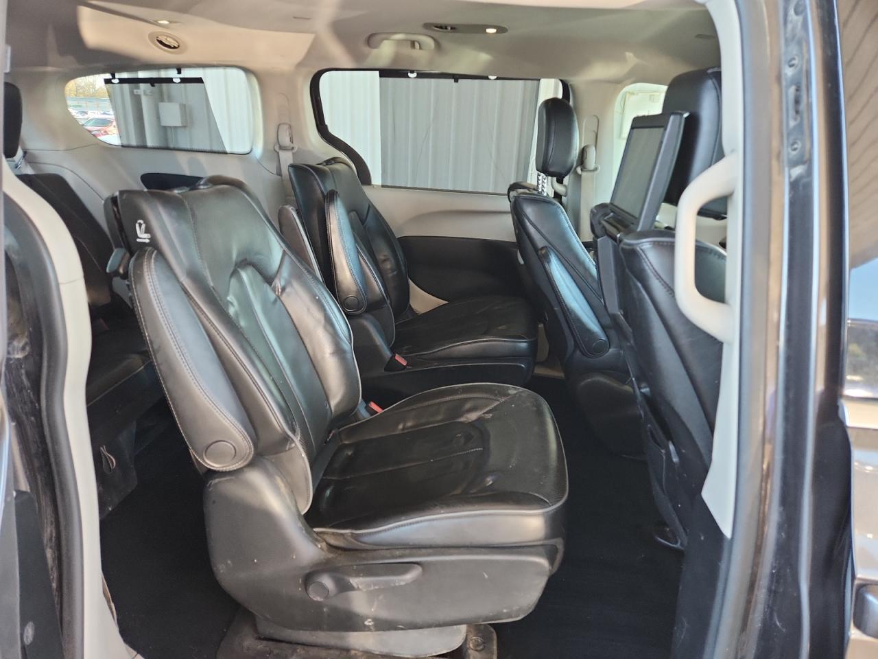 Chrysler Pacifica Hybrid Limited Image 2