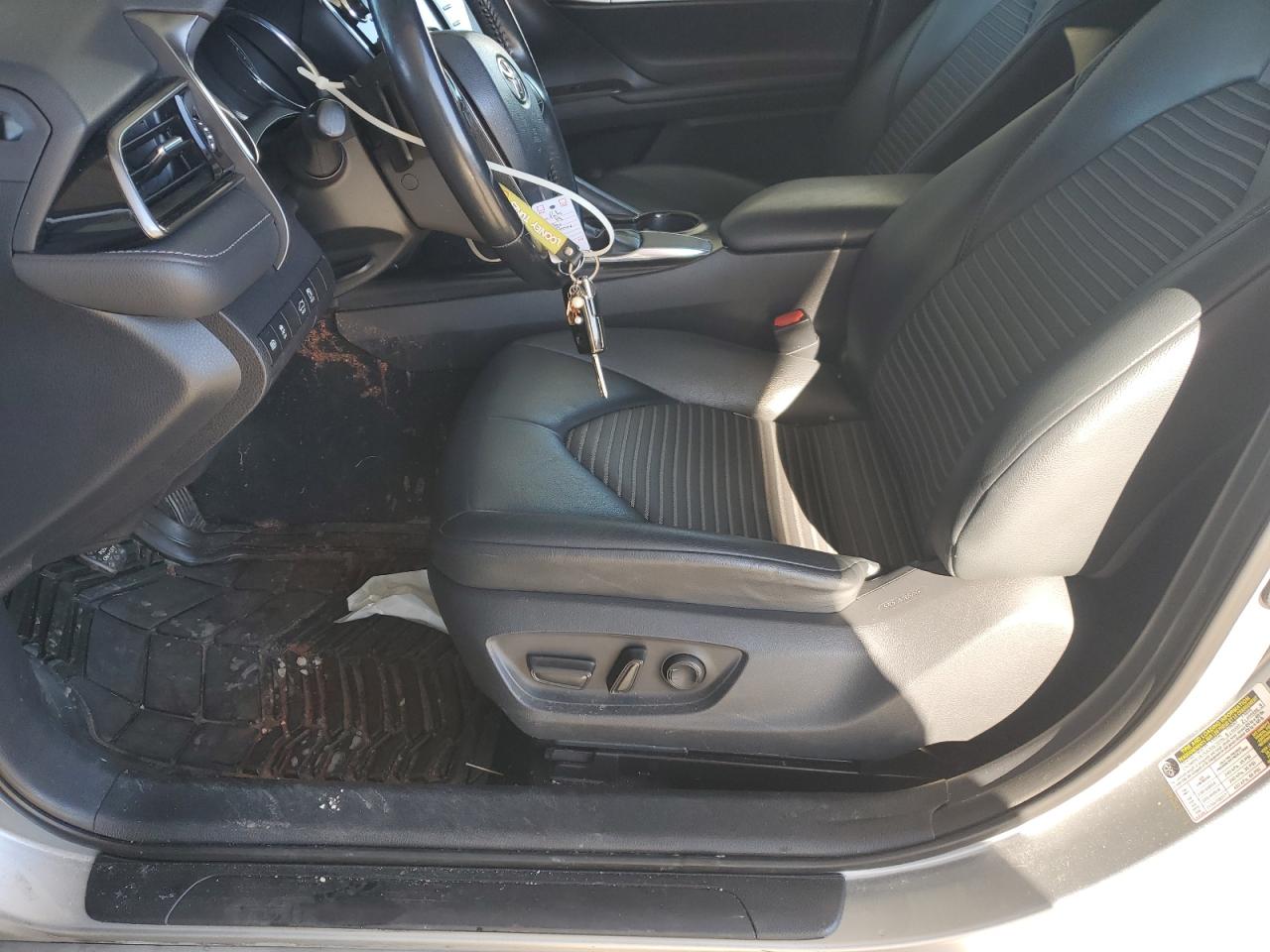 Toyota Camry L Image 11