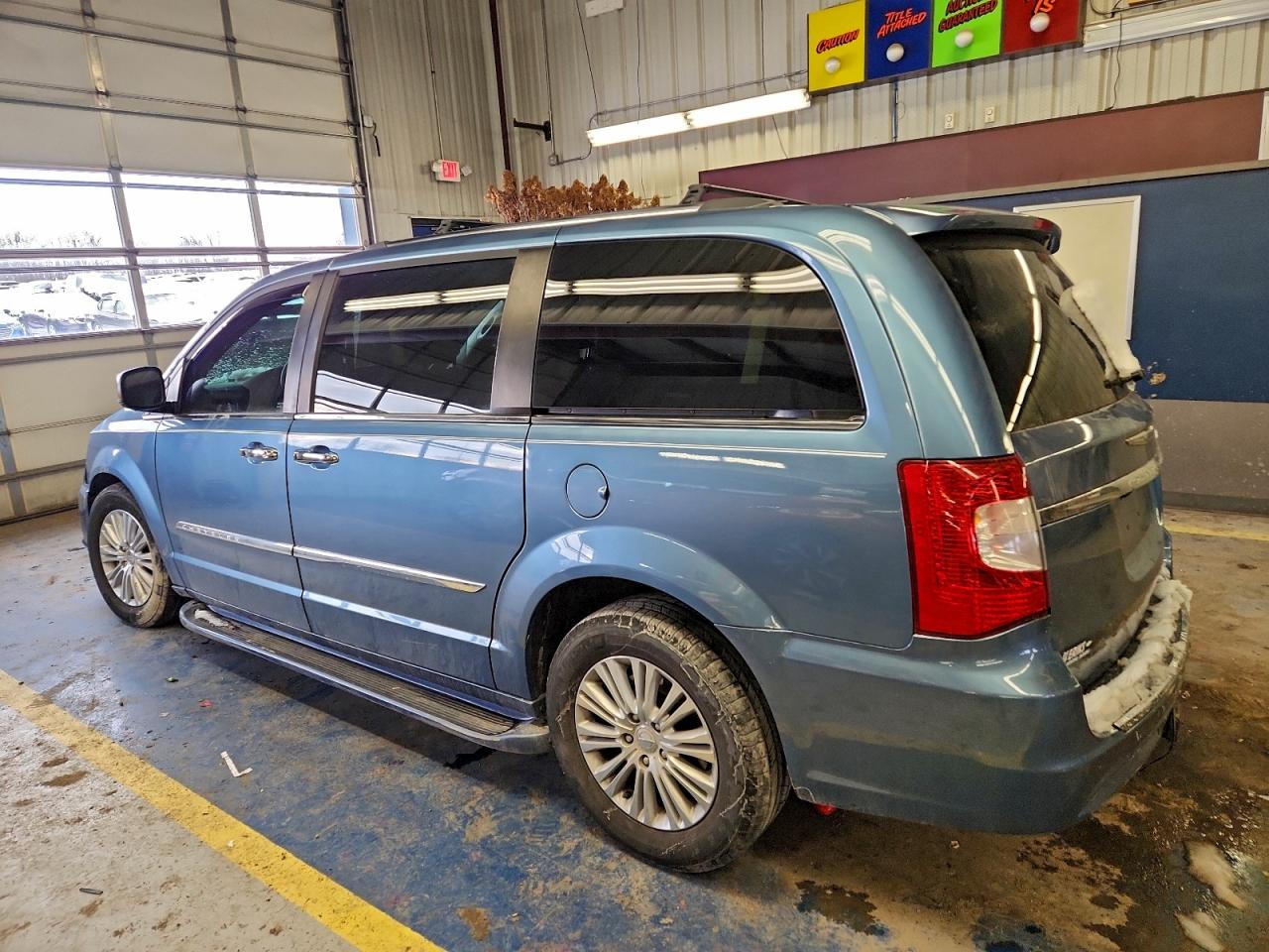 Chrysler Minivan Limited Image 10