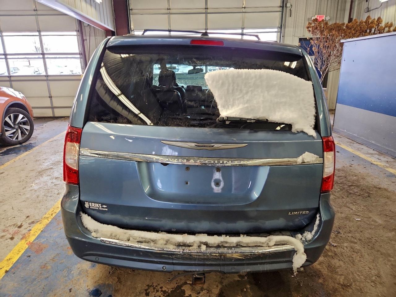 Chrysler Minivan Limited Image 7