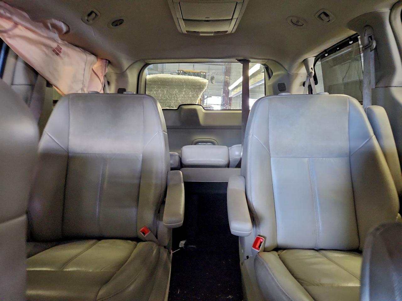 Chrysler Minivan Limited Image 2